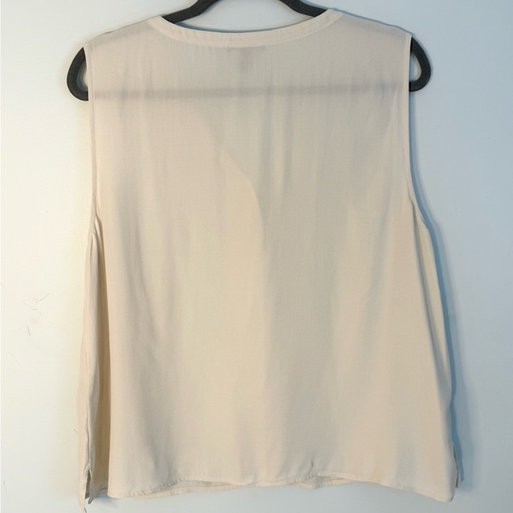 Eileen Fisher silk sleeveless blouse with covered buttons size Medium - Picture 2 of 4